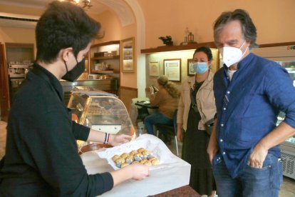 Un cliente que compra panellets en la Pastelería Palau de Tarragona.