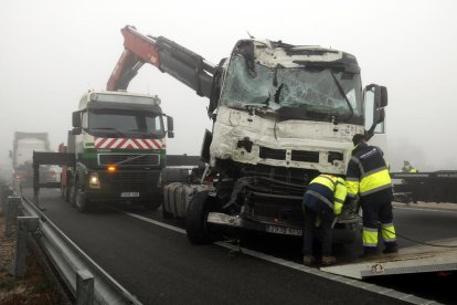 Una grua retirant un dels camions accidentats.