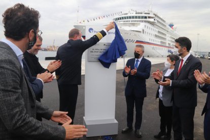 Pla obert del moment de descoberta de la placa commemorativa de la inauguració del Moll de Balears del Port de Tarragona.