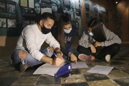 Un grupo de participantes del escape room del refugio antiaéreo de Valls de la Guerra Civil, haciendo una de las pruebas