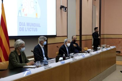 La directora del Pla Director de la Malaltia Vascular Cerebral, Natàlia Pérez de la Ossa; el conseller de Salut, Josep Maria Argimon; el president de la Fundació Ictus, Xavier Trias, i el comissionat de la fundació, Miquel Gallofré.