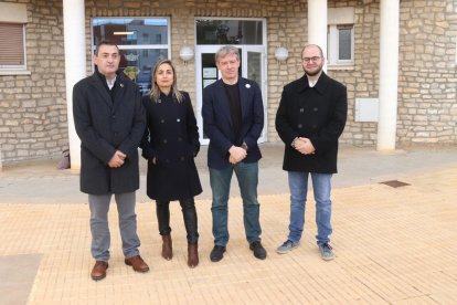 Pla sencer dels diputats republicans Josep Rufà i Xavier Castellana, amb la regidora de Vandellòs i l'Hospitalet de l'Infant, Esmeralda Saladié.