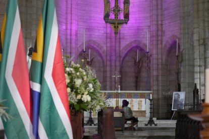 Mpho Tutu, hija de Desmond Tutu, sentada tranquilamente sola durante el funeral de estado del difunto arzobispo emérito Desmond Tutu en Ciudad del Cabo, Sudáfrica.