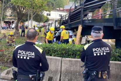 La zona de l'accident a Blanes amb el cotxe accidentat aquest divendres.