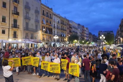 Centenars de persones manifestant-se a la Plaça de la Font.