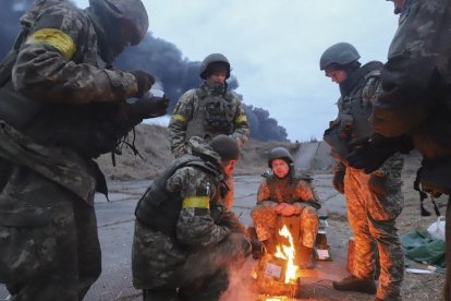 Soldats ucraïnesos s'escalfen en una foguera a prop de Kíev.