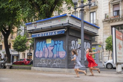 L'administració de loteria a la Rambla Nova amb el carrer Sant Agustí ha rebut noves pintades des que els propietaris es van jubilar.