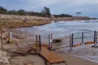 El mal onatge destrossa la zona reservada per a gossos de la platja del Miracle