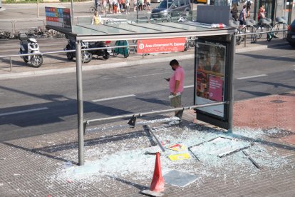 Una marquesina de autobús próxima a la plaza España con los vidrios rotos.