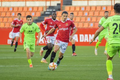 Fullana conduïnt la pilota i Buyla, Pedro del Campo i Ribelles al fons, en el duel de diumenge.