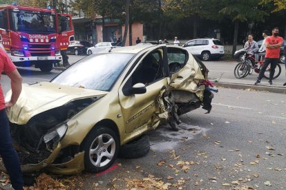 Uno de los vehículos aparcados que ha quedado afectado en el accidente.