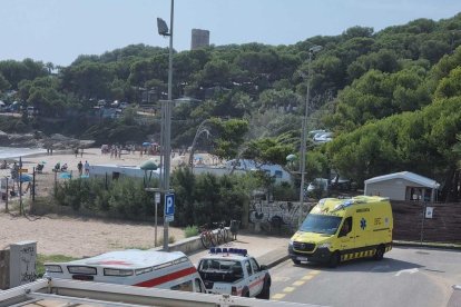 Una de las unidades del SEM que acudieron a intentar reanimar al hombre.