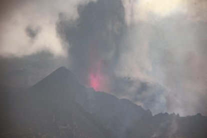 El cono del volcán de la Palma se rompe parcialmente y provoca una nueva colada de lava más fluida hacia el mar