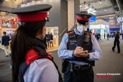 Imatge d'una patrulla de Mossos d'Esquadra al MWC.