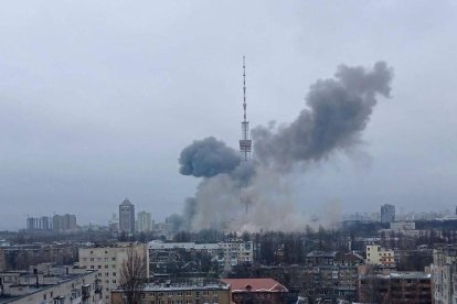 Imatge de l'atac a una torre de televisió.