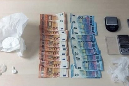 Imagen de la droga y el dinero intervenido.