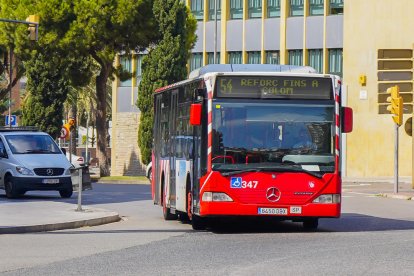 Imatge d'arxiu d'un dels autobusos de l'EMT circulant per Tarragona.