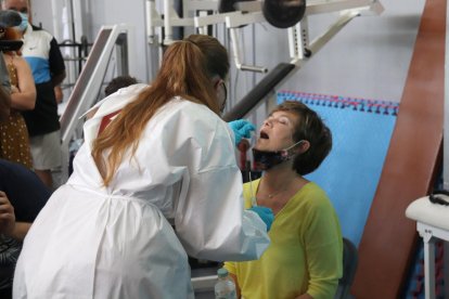 Una mujer haciéndose una PCR.