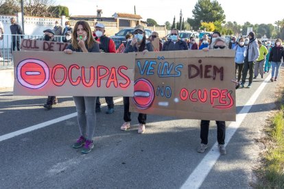 La manifestación reunió cerca de unas 300 personas que desfilaron desde el Cementerio hasta el chalé ocupado.