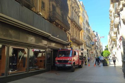 Els Bombers actuen a Reus per un despreniment d'una marquesina amb la fusta podrida