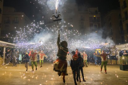 Els diables entrant a la plaça de la Font on s'ha fet la lectura del testament.