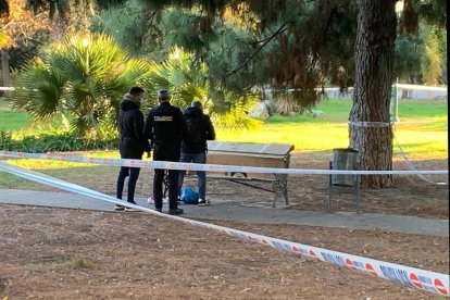 Agents de la Policia observen la zona dels Jardins Picasso on s'ha trobat l'indigent.