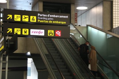 Passatgers en direcció a la zona d'embarcament de la T2 de l'aeroport del Prat.