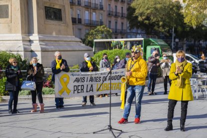 Carme Forcadell saludó a los miembros del colectivo Taca d'Oli, organizadores del acto de ayer en la parte de arriba de la Rambla.