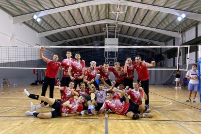 El jugadores y entrenadores cooperativistas celebrando la victoria.