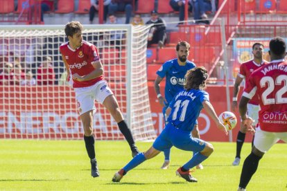 Javi Ribelles en el partido disputado en el Nou Estadi contra el Linares Deportivo que acabó 3-1.