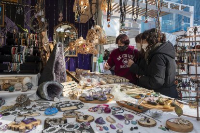 Algunes de les diferents parades del mercat d'artesania, ahir.