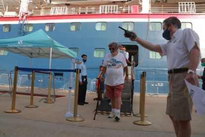 Pla obert dels primers creueristes que baixen del vaixell Bolette de la companyia Fred Olsen Cruise Line.