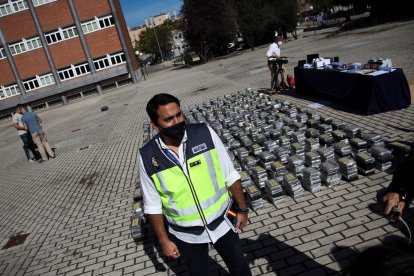 Imatge dels diners, armes i drogues confiscades en l'operació 'Musala'.