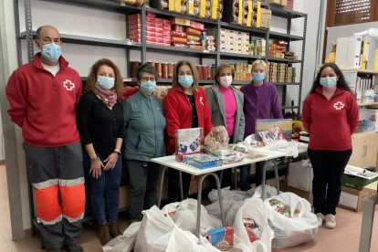 Los miembros de Cruz Roja con Teresa Ferré.