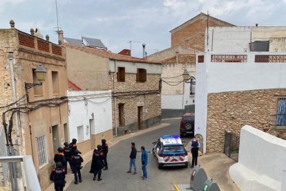 Vista de l'operatiu policial dels Mossos per desmantellar una plantació de marihuana indoor en un pis del carrer Catalunya de Masdenverge.