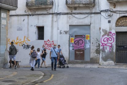 Algunas de las pintadas que han aparecido recientemente en la calle Cavallers y en la calle Comte de la Part Alta.