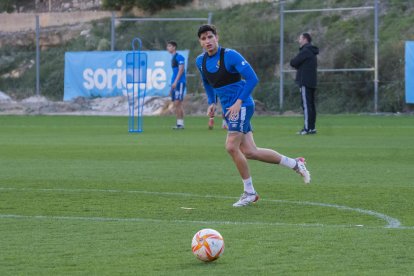 El migcampista Oscar Sanz durant el primer entrenament de l'equip després de les festes de Nadal.