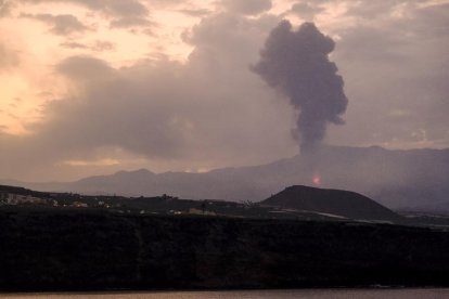 Imagen de la erupción esta mañana.