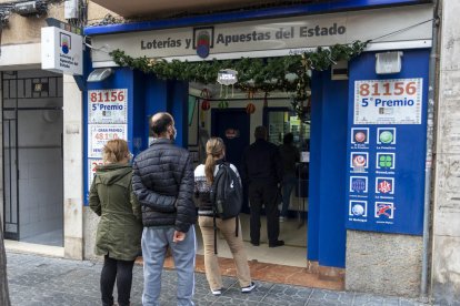 En muchas administraciones de lotería los clientes set tienen que esperar en la calle para adquirir décimos del sorteo.