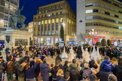 Imatge del Ball de les Set Virtuts a la plaça Prim.