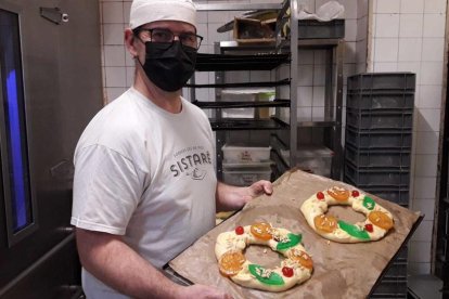 Tomas Pamies, forner i un dels gerents del forn Sistaré, presentant una safata amb un parell dels dolços abans de coure, ahir.