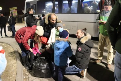 Una família de refugiats d'Ucraïna arriba al centre de Przemysl.