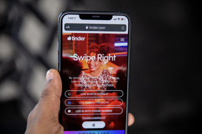 Imatge d'arxiu d'un usuari entrant a Tinder.