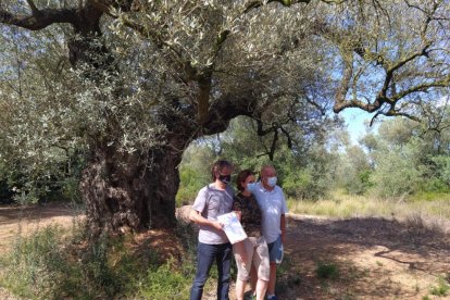 Representantes del GEPEC-EdC y los propietarios de la finca de l'Arión con el acuerdo de custodia firmado.