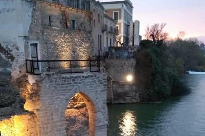 Imagen de la fachada fluvial de Amposta.