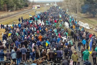 Diversos grups de civils bloquejant l'accés a Energodar.