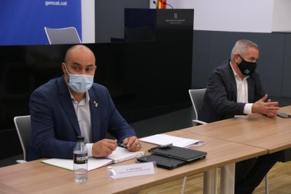 Plano medio del delegado delGovern en Terres de l'Ebre, Albert Salvadó, y el director de lo Idece, Xavier Pallarès, reunidos con el consejo de dirección de la Generalitat en Terres de l'Ebre.