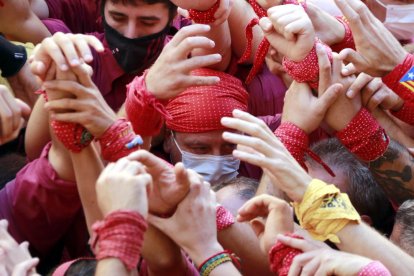 Plano cerrado de un casteller con mascarilla durante la primera actuación de los Castellers de Lleida desde el inicio de la pandemia.