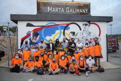 Galimany, al fondo de la imagen, con las autoridades y niños que asistieron al acto.