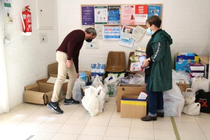 Miembros de la coordinadora en el Ebre de la ONG ordenando los alimentos y medicamentos que dan los vecinos de la Sénia.